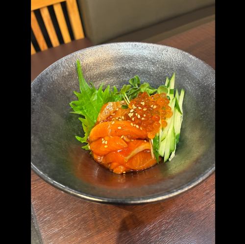 サーモンユッケイクラのせ