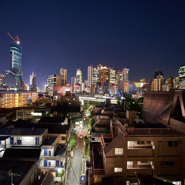 【店内からは新宿の夜景が望めます。】店内は落ち着いた雰囲気でアットホームな空間。15名様～半貸切も可能です。お席の結合ももちろん可能◎ご予約はお早めに！お気軽にお問い合わせください。お一人様でもご利用いただけるテーブルもございますので、お気軽にご相談ください。