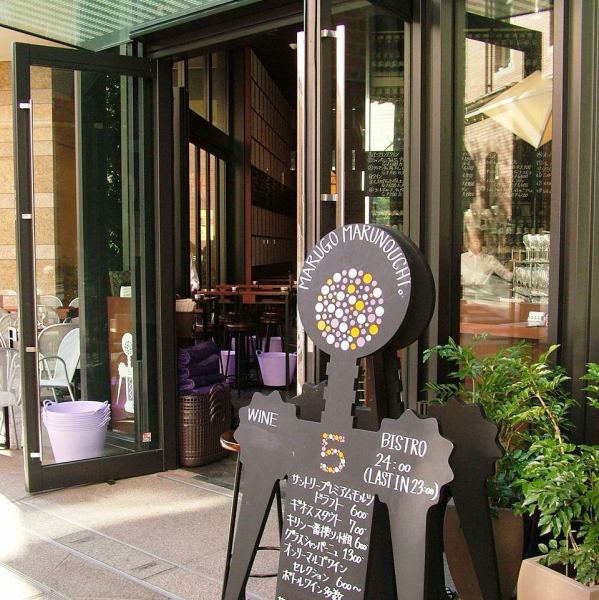 コルク抜きがモチーフの看板が目印。ランチを召し上がりながら一杯。 昼からしっかりワインを堪能。午後の憩いの一杯などなど…どんなシーンにもご利用いただける空間づくりを心がけています。当店では選りすぐりのワインを常に用意致しておりますので、ぜひお立ち寄り下さい♪