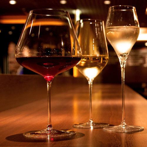 フランスに特化したワインを600種類以上取り揃えております。