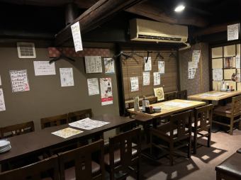 6名様がけのテーブル席ございます。二次会、三次会にいかがでしょうか？ご友人やご家族とのお食事会にも最適なお席です。こだわりのお酒や名物料理、旬の食材を使用した絶品料理に舌鼓を打ちながら、楽しいひとときをお過ごしください。