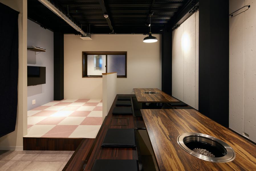 [Kuroge Wagyu Yakiniku Heisukeya] welcomes children. On the 2nd floor, we have prepared a kids room where children can enjoy themselves. The floor is also matted so it doesn't hurt even if you fall. There's also a TV, so the kids won't have to worry about it. All seats are arranged so that you can see the kids' room, so you can enjoy your meal safely and securely.