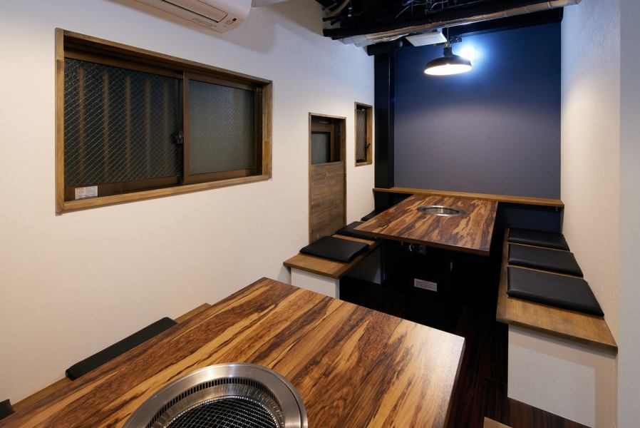 The seats on the first floor have tables and a semi-private room with a partition in the back. A semi-private room can be used as a private room from 8 people. Please spend precious time with those who want to eat together without worrying about the surroundings.