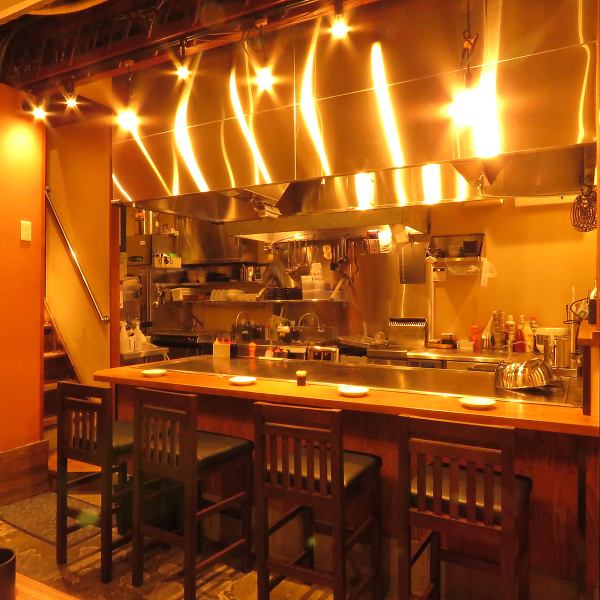 【カウンター】職人さんが目の前で焼いてくれるカウンターは、隠れた人気のお席!