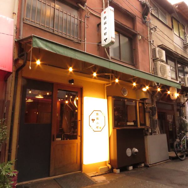 【1Fテーブル席】デートにおすすめ。もんじゃ焼きも鉄板焼きも楽しめます♪