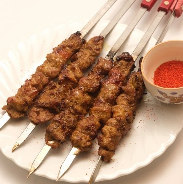 秘伝のスパイスで焼き上げたジューシーな「羊肉串（ヤンロウチュアン）」1本400円（税込）