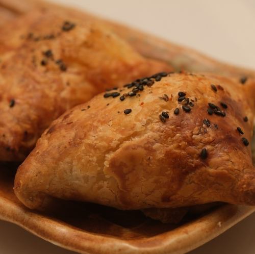 カリッとした食感がたまらない！焼包子【サムサ】２個入り980円（税込）