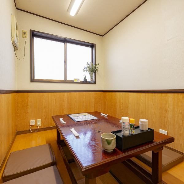 ≪くつろぎの掘りごたつ席で楽しい時間を♪≫掘りごたつ席は5名掛け、3名掛けをご用意！友人や家族との食事、女子会など、さまざまなシーンに対応した快適なスペースです。にぎやかな雰囲気の中で、美味しい料理を囲みながら、楽しい会話に花が咲くこと間違いなし！思い出に残る素敵な時間を、ぜひ当店でお楽しみください。