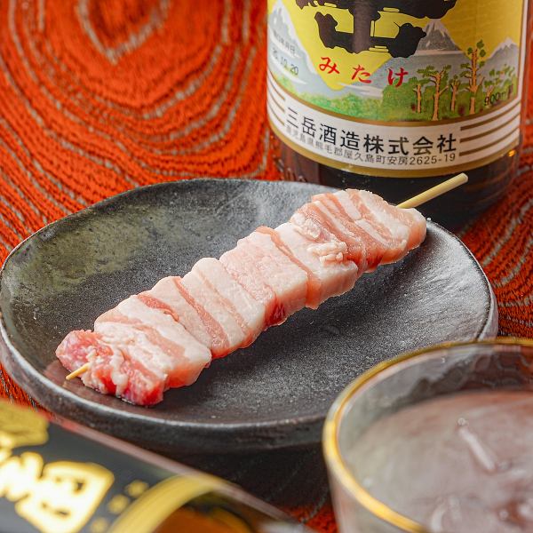 ≪必ず食べてほしいひと串！≫元肉屋の店主こだわりの宮崎県産黒豚を使用した”黒豚バラ” 220円(税込)