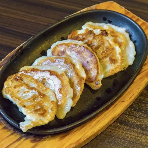 みんな必ず注文！自慢の手作り焼き餃子たち