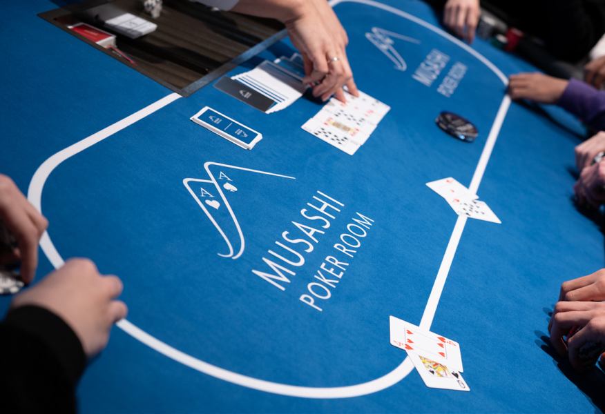 大規模なポーカールームとして、ポーカーテーブルを9卓ご用意しております。広々とした店内で、隣を気にせずゆったりとポーカーをお楽しみいただけます。また、ポーカーをしないお客様には、居心地の良いカフェスペースで電源・Wi-Fiを完備した環境を提供！テレワークや休憩にも最適です。