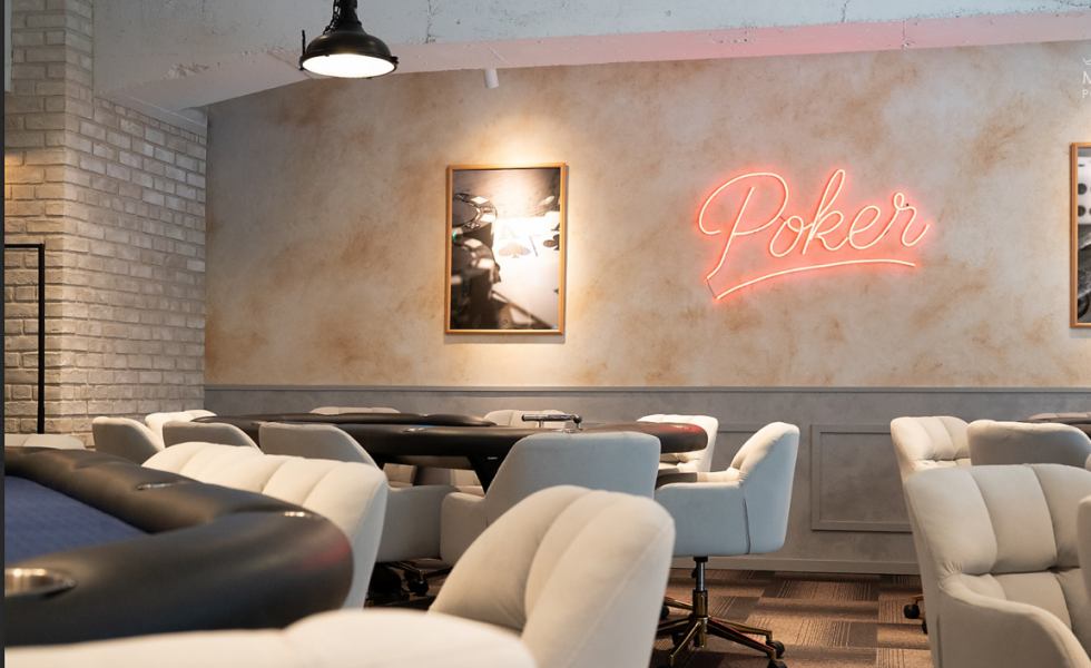 当店は、アメリカンブルックリン調の落ち着いた店内です。モダンで洗練された空間は、20～40代のサラリーマンや女性客にも心地よく過ごしていただけます。ゆったりとした楕円形の椅子に腰かけ、お仕事やカフェメニューを楽しみながら寛ぐことも可能◎カフェ利用時は穏やかな雰囲気でリラックスできます。