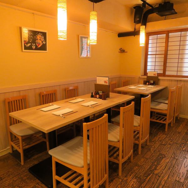 Table seats that can be arranged for 2 people, 4 people, 6 people, etc.It's close to the station, so it's easy to meet and go home.It's open until 24:00, so it's also good for a second visit. There are 2 recommended courses.We offer the owner's recommended course of 5,500 yen (tax included) where you can casually enjoy meat and fish dishes, or the 6,000 yen (tax included) course where you can enjoy a hearty chicken dish.