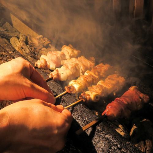 ＜炭火串焼き＞" 紀州備長炭 "でじっくり仕上げる。ジューシーで香ばしい最高の焼き鳥をご提供。
