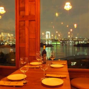You can enjoy girls-only gatherings and meals while watching the night view of Odaiba such as Rainbow Bridge.