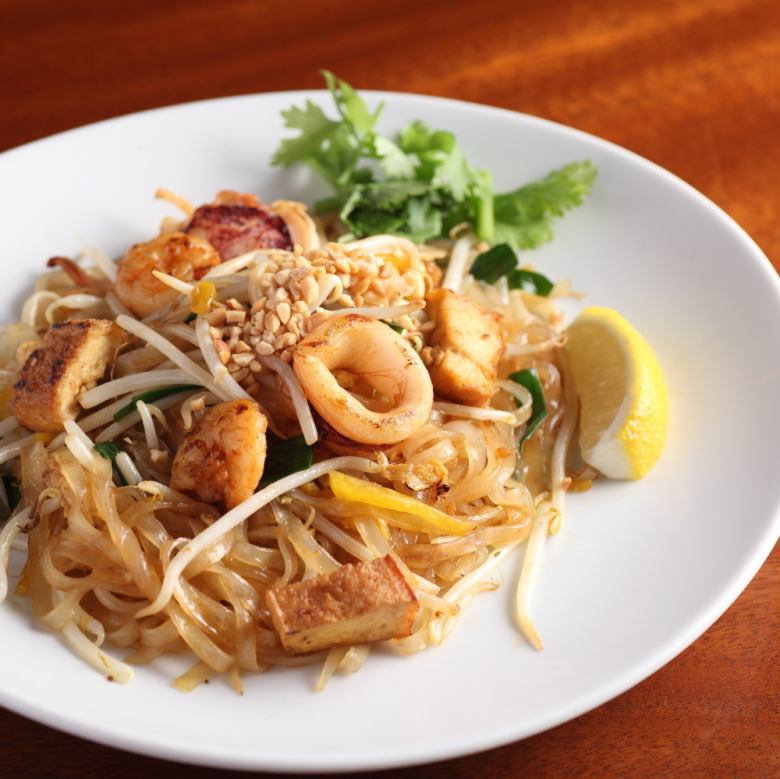 Seafood-grilled rice noodles "Pad Thai"