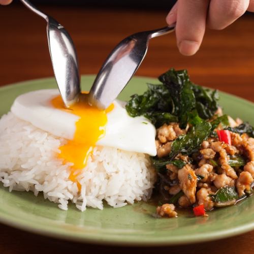 Stir-fried chicken with gapao rice [Thai rice or enzyme brown rice] Medium spicy