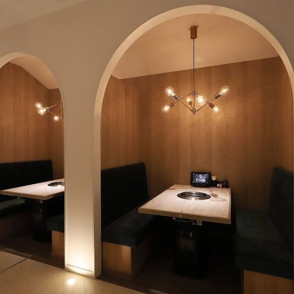 在时尚的空间里享用高品质的烤肉。空间也是提升烤肉美味的因素之一。“Ofuna de Yakiniku DOURAKU”是一家精致时尚的餐厅。其中,这间半私人包间散发着格外时尚的氛围。这是一个箱式沙发座椅,最多可容纳四人。非常适合宴会、周年纪念、约会等场合。