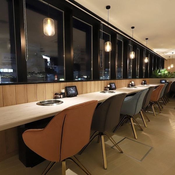 我们的吧台座位非常受欢迎。这些座位面向窗户,让您在午餐时间可以一边享用美食,一边欣赏大船令人心旷神怡的景色,在晚餐时间则可以欣赏迷人的夜景。我们提供带靠背和扶手的椅子,供您放松休息。所有座位均为豪华沙发座椅,因此非常舒适。