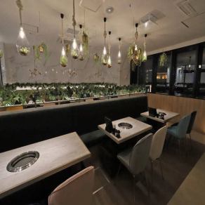 【桌椅:6人桌、4人桌】一側設有沙發座椅!適合小型至大型團體。主樓層是充滿綠色植物的自然空間。我們有很多桌椅,一側還配有沙發椅。它可以用於各種場合,從 4 或 6 人的小型聚會到 12 或 20 人的中型到大型宴會。