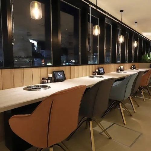 【吧台座位:8 x 2 人】可從窗戶欣賞夜景的特色座位。熱門的吧台座位可容納 8 組 1-2 人。面向窗戶,午餐時分可以欣賞到大船令人心曠神怡的景色,晚餐時分則可以欣賞到迷人的夜景。我們提供有靠背和扶手的椅子,讓您放鬆休息。