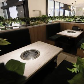 [箱式沙發座位：6人座，4人座] 非常適合與同事小酌或與家人用餐。箱式沙發座椅兩側均為沙發，可搭配 6 人桌或 4 人桌。您可以放鬆身心，在私密性恰到好處的座位上享用黑毛和牛烤肉。它非常適合家庭聚餐，也適合與同事小酌或閨蜜聚會。