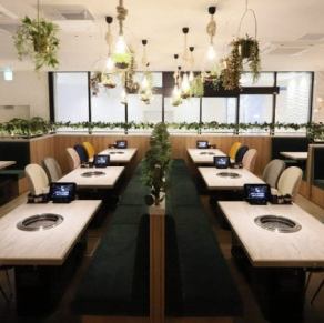 【整層場地可供20-60人使用】歡迎團體預約!是公司宴會、同學會和社交活動的理想選擇。我們也接受20-60人團體的整層場地預約。後區可單獨出租,與中央酒吧隔開,可舉辦最多 60 人的宴會。何不為您的公司宴會、同學聚會、社交聚會或派對精心挑選一些精緻的烤肉,享用一番呢?