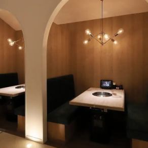 【半私人包廂:2 x 4 人】在時尚的空間裡享受週年紀念、宴會和其他特殊場合。即使在精緻時尚的室內裝潢中,這間半私密的房間也顯得格外時尚。這是一個箱式沙發座椅,可容納 2 至 4 人。這個空間沐浴在溫暖的燈光中,非常適合舉辦派對、週年紀念、約會等活動。