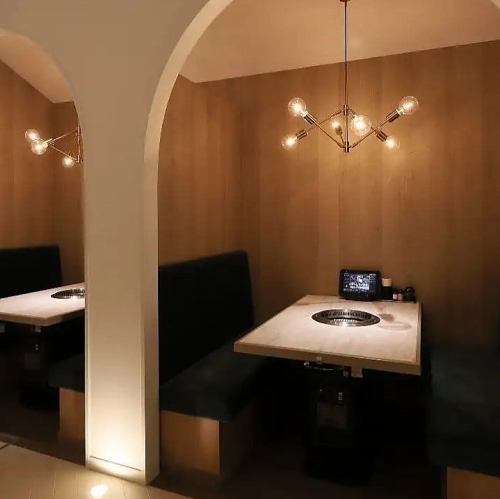 【半私人包廂:2 x 4 人】在時尚的空間裡享受週年紀念、宴會和其他特殊場合。即使在精緻時尚的室內裝潢中,這間半私密的房間也顯得格外時尚。這是一個箱式沙發座椅,可容納 2 至 4 人。這個空間沐浴在溫暖的燈光中,非常適合舉辦派對、週年紀念、約會等活動。