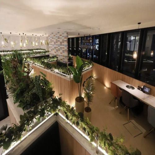 也提供面向窗户的吧台座位!