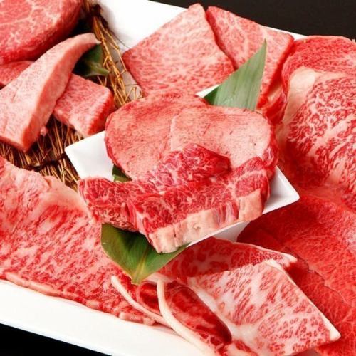 提供全套烤肉菜单,佐以饮品