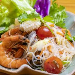 Spicy vermicelli salad "Yam Unsen"