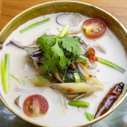 Chicken coconut milk soup ``Tom Kha Gai''