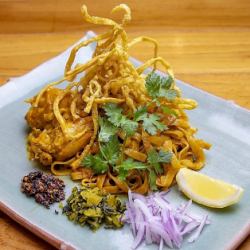 Chiang Mai chicken curry noodles without soup “Khao Soi Haeng”