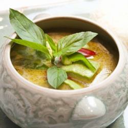 Eggplant and chicken green curry "Gaeng kyaw wan gai"