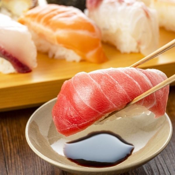 從 61 日元的簡單壽司到略顯奢侈的壽司，壽司種類繁多。我們有捲軸和戰艦。