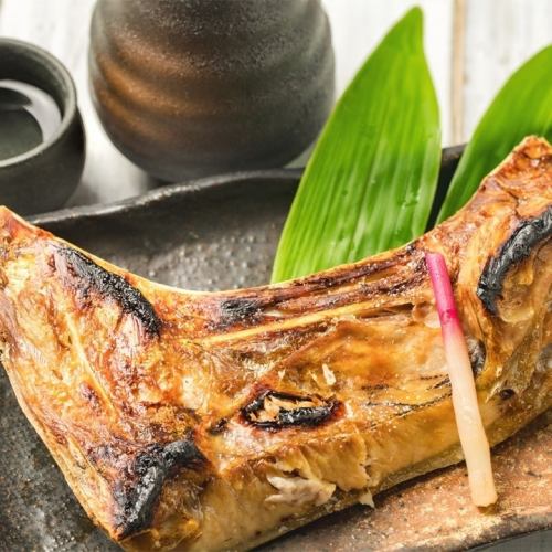 寿司居酒屋のこだわりの炙り焼きメニュー。鮭のハラス焼き、本日のカマ焼き、イカ焼きなど盛りだくさん♪