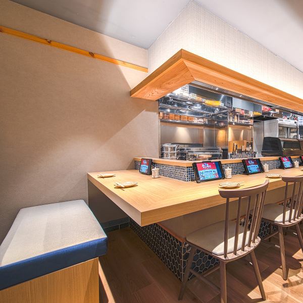 You can enjoy the live feeling of the craftsmen at the counter seats, which are ideal for dates and meals.At the side-by-side seats, you can enjoy our specialty nigiri sushi, grilled dishes, and exquisite dishes, as well as sake and shochu.