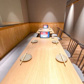 [Table seats for 8 people] Table seats for up to 8 people.Perfect for company drinking parties and friends
