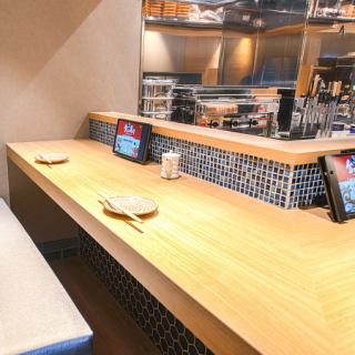 [Counter seats for 2 people] Recommended for dates and meals.You can enjoy the live feeling.