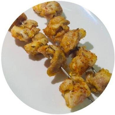 とり軟骨／砂ずり／鳥もみじ／ソーセージ／青たまご／湯葉とネギとパクチー巻き／ピーマン／ニラ／エノキ