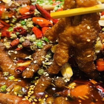 【要予約】痺れる辛さがたまらない！本格四川の味を存分に堪能できるマーラーとりもみじ鍋　3980円