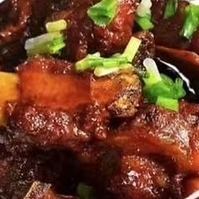 スペアリブの醤油煮込/鶏肉とじゃがいもとキノコの煮込み　各