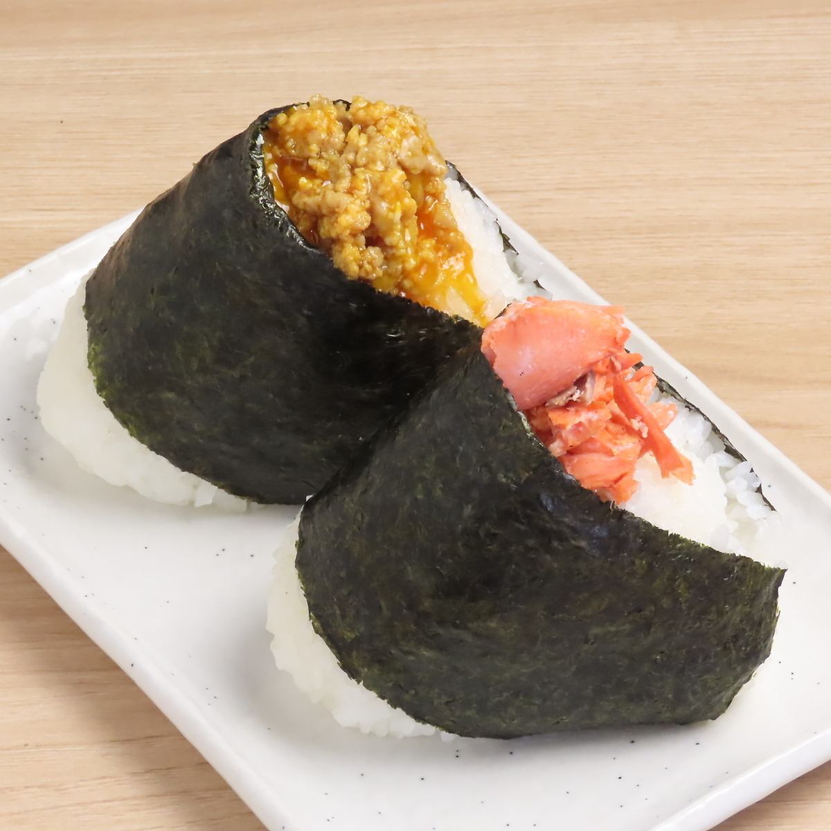 豊富なおむすびと一緒に、豚汁や唐揚げもいかがですか？