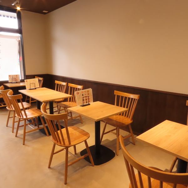 【◇カフェのようなお店◇】当店は、シンプルで統一感のある内装となっており、おしゃれなカフェのような落ち着きと明るい雰囲気を兼ね備えたお店となっております。どなたでも気軽に入りやすい空間で、カウンターとテーブル席をご用意しております！テーブル席は複数卓一緒にご利用可能なため、様々な人数でOK♪