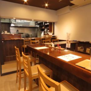 お一人様のご利用に最適なカウンター席を、9卓ご用意しております♪常連様にも人気のお席で、しっぽりとおくつろぎいただけるお席です。サク飯・サク飲みも大歓迎です！