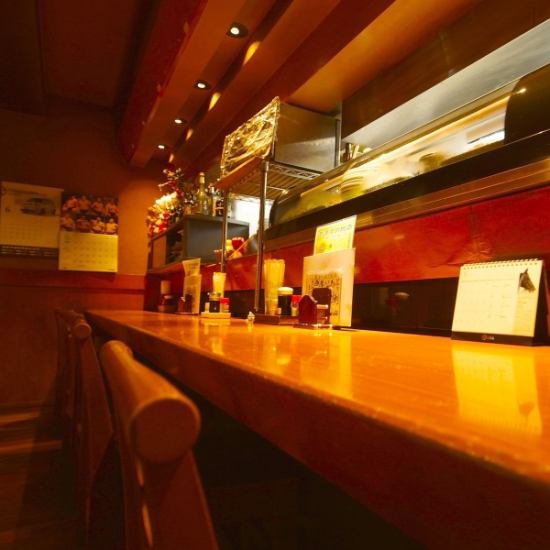 The restaurant has a calm atmosphere full of Japanese charm! There is also a counter.