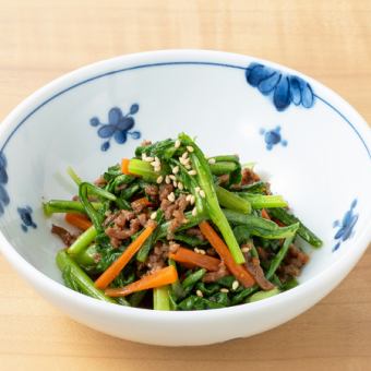 春菊と牛そぼろ肉のナムル