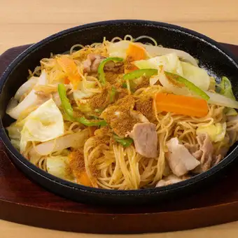 【酒場の定番】ケンミンの焼きビーフン(カレー粉添え)