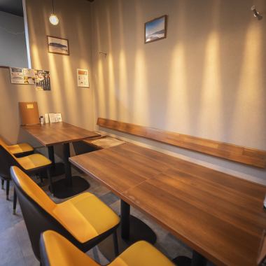 【カウンター席】お一人様も大歓迎！店内には、お一人様でも気軽に立ち寄れるカウンター席もございます。活気ある厨房を眺めながら、名物ソーセージやふわとろだし卵をつまみに、ゆったりとした時間を過ごすことができます。お一人様限定の飲み放題プランも人気です！